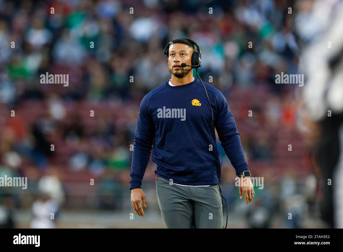 Notre Dame combat l'entraîneur irlandais Marcus Freeman sur la touche lors d'un match de football universitaire de saison régulière contre le Cardinal de Stanford, Satur Banque D'Images