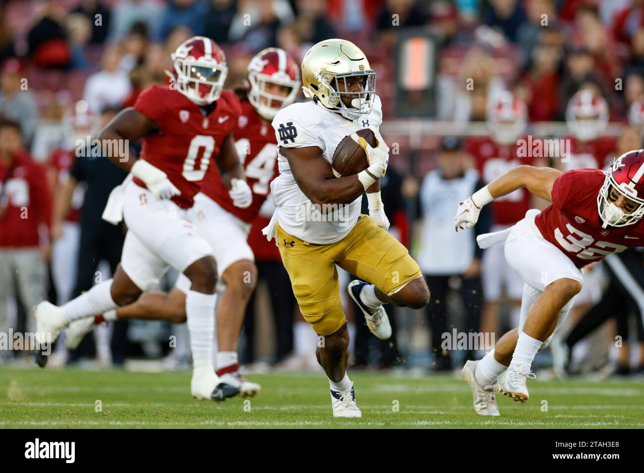 Notre Dame Fighting Irish Running back Audric Essme (7) court avec le ballon lors d'un match de football universitaire de saison régulière contre la Cardina de Stanford Banque D'Images