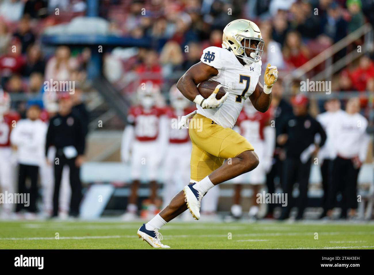 Notre Dame Fighting Irish Running back Audric Essme (7) court avec le ballon lors d'un match de football universitaire de saison régulière contre la Cardina de Stanford Banque D'Images