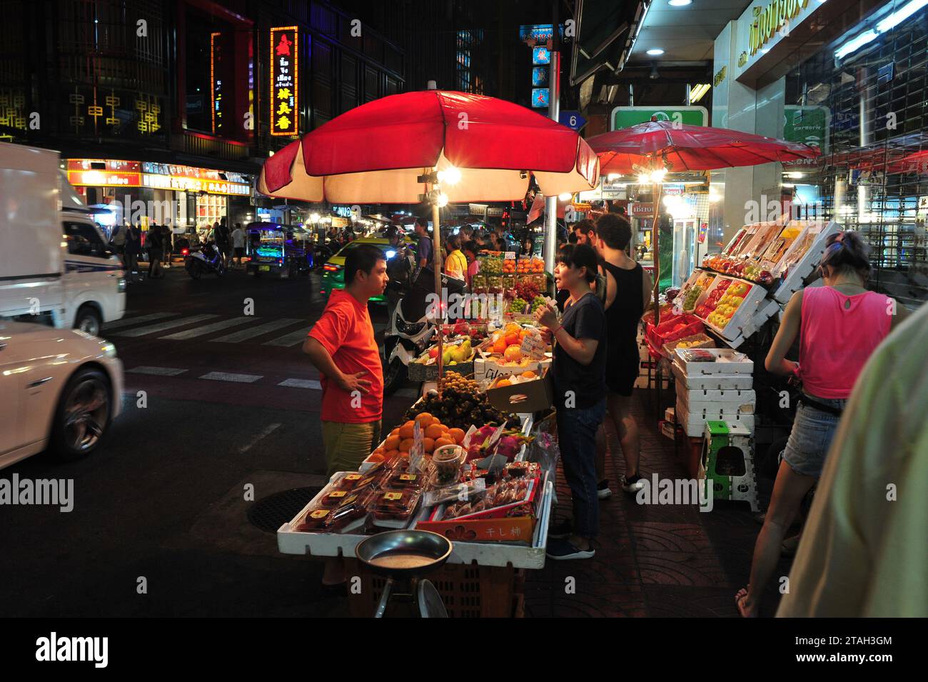 Chinatown à Bangkok est l'un des plus grands Chinatowns au monde, et est réputé pour ses incroyables boutiques et sa cuisine alléchante. Fondée il y a plus de 200 ans, c’est le principal centre de la grande communauté chinoise de Bangkok. Aventurez-vous le long de Yaowarat Road, animé par de nombreuses activités et regorgeant de boutiques proposant une gamme de souvenirs, bijoux et bibelots. Ensuite, arrêtez-vous dans un restaurant familial pour prendre une omelette à huîtres ou un dimsum. Bangkok, Thaïlande. Banque D'Images