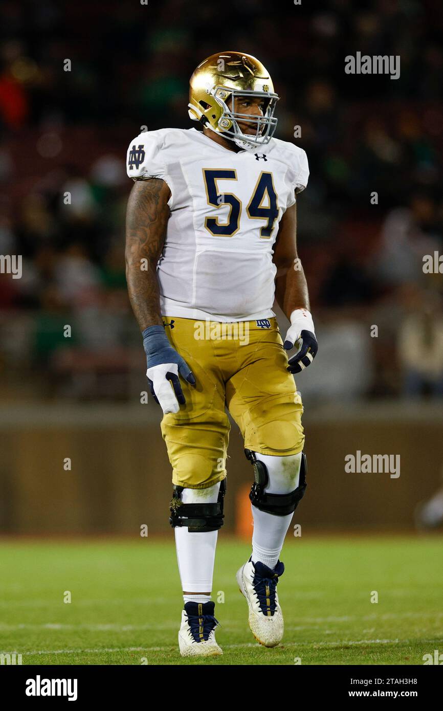 Notre Dame combat le défensif irlandais Blake Fisher (54) dans une position défensive lors d'un match de saison régulière de football universitaire contre les Stanford CA Banque D'Images