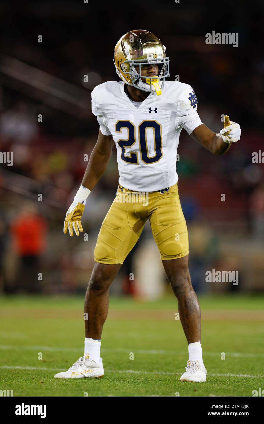 Notre Dame Fighting Irish Cornerback Benjamin Morrison (20) défend en couverture lors d'un match de football universitaire de saison régulière contre la Stanford car Banque D'Images