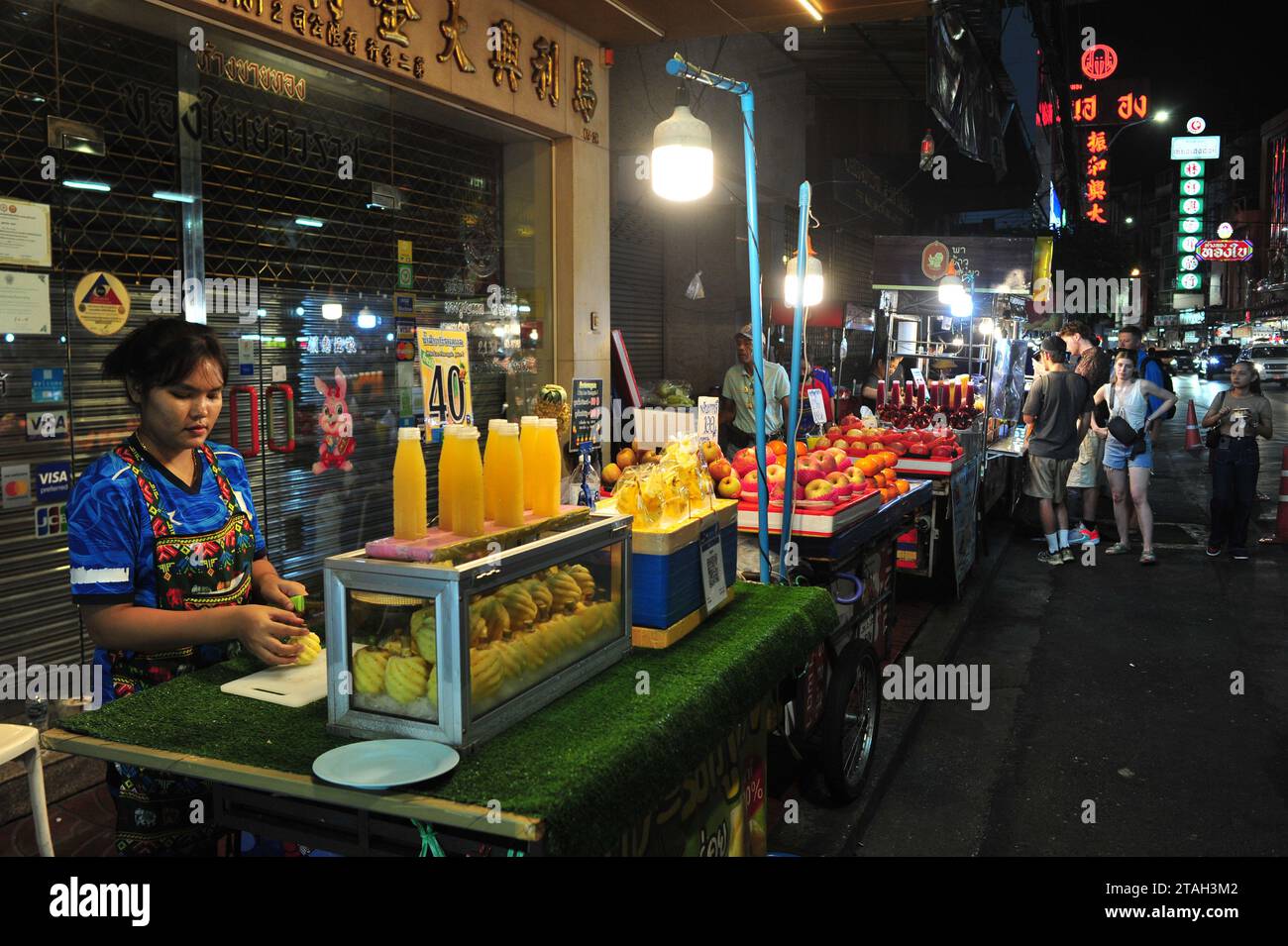 Chinatown à Bangkok est l'un des plus grands Chinatowns au monde, et est réputé pour ses incroyables boutiques et sa cuisine alléchante. Fondée il y a plus de 200 ans, c’est le principal centre de la grande communauté chinoise de Bangkok. Aventurez-vous le long de Yaowarat Road, animé par de nombreuses activités et regorgeant de boutiques proposant une gamme de souvenirs, bijoux et bibelots. Ensuite, arrêtez-vous dans un restaurant familial pour prendre une omelette à huîtres ou un dimsum. Bangkok, Thaïlande. Banque D'Images