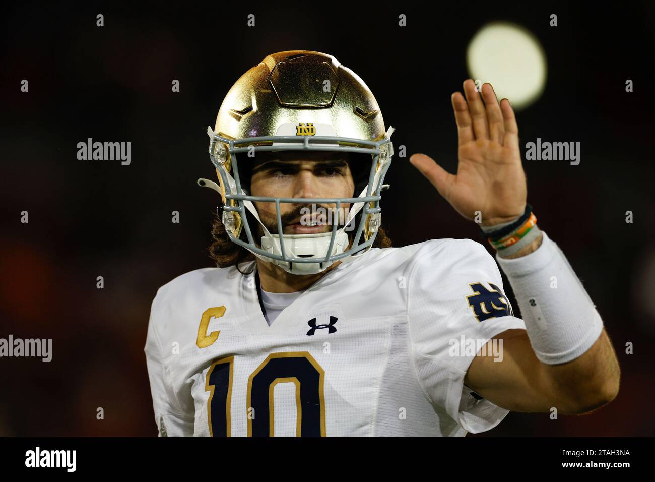 Notre Dame Fighting Irish Sam Hartman (10) célèbre un touchdown lors d'un match de football universitaire de saison régulière contre le Cardinal de Stanford, Saturda Banque D'Images