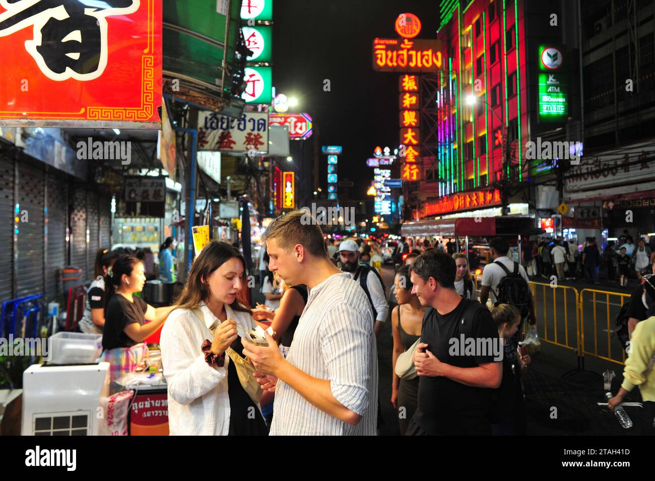 Chinatown à Bangkok est l'un des plus grands Chinatowns au monde, et est réputé pour ses incroyables boutiques et sa cuisine alléchante. Fondée il y a plus de 200 ans, c’est le principal centre de la grande communauté chinoise de Bangkok. Aventurez-vous le long de Yaowarat Road, animé par de nombreuses activités et regorgeant de boutiques proposant une gamme de souvenirs, bijoux et bibelots. Ensuite, arrêtez-vous dans un restaurant familial pour prendre une omelette à huîtres ou un dimsum. Bangkok, Thaïlande. Banque D'Images