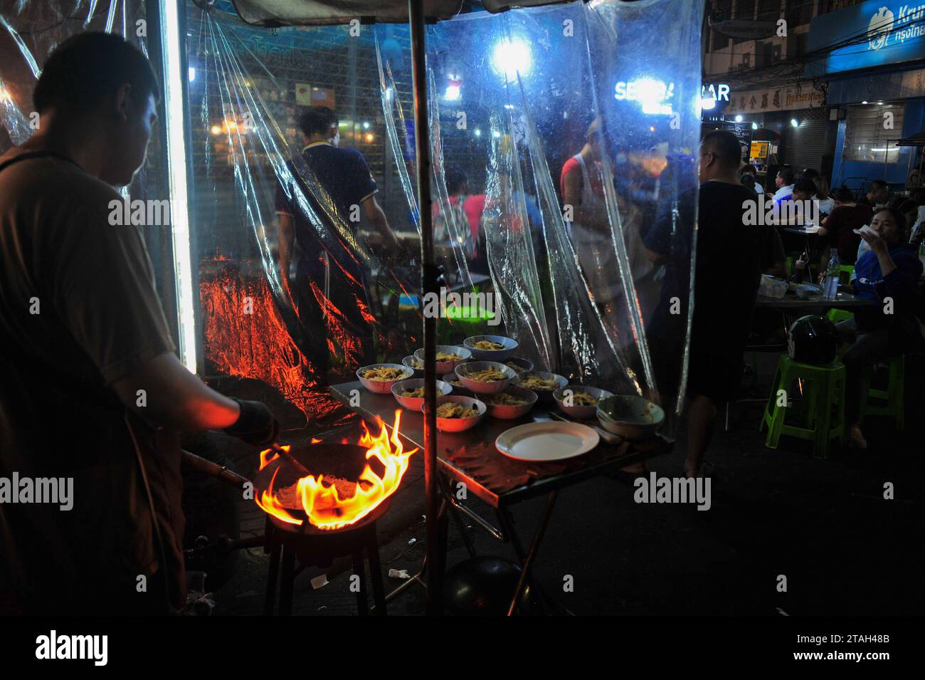 Chinatown à Bangkok est l'un des plus grands Chinatowns au monde, et est réputé pour ses incroyables boutiques et sa cuisine alléchante. Fondée il y a plus de 200 ans, c’est le principal centre de la grande communauté chinoise de Bangkok. Aventurez-vous le long de Yaowarat Road, animé par de nombreuses activités et regorgeant de boutiques proposant une gamme de souvenirs, bijoux et bibelots. Ensuite, arrêtez-vous dans un restaurant familial pour prendre une omelette à huîtres ou un dimsum. Bangkok, Thaïlande. Banque D'Images