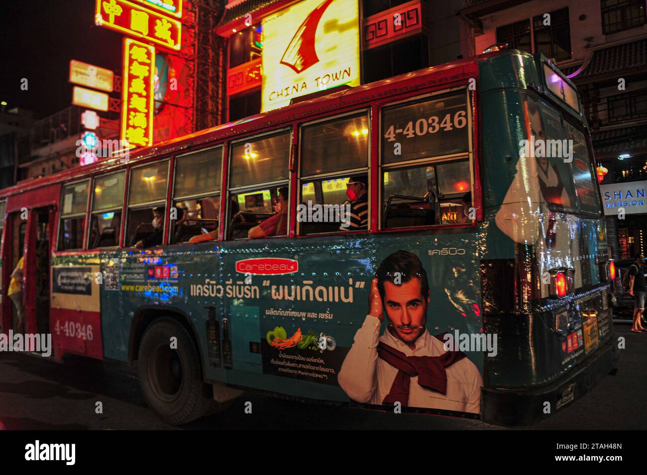 Chinatown à Bangkok est l'un des plus grands Chinatowns au monde, et est réputé pour ses incroyables boutiques et sa cuisine alléchante. Fondée il y a plus de 200 ans, c’est le principal centre de la grande communauté chinoise de Bangkok. Aventurez-vous le long de Yaowarat Road, animé par de nombreuses activités et regorgeant de boutiques proposant une gamme de souvenirs, bijoux et bibelots. Ensuite, arrêtez-vous dans un restaurant familial pour prendre une omelette à huîtres ou un dimsum. Bangkok, Thaïlande. Banque D'Images