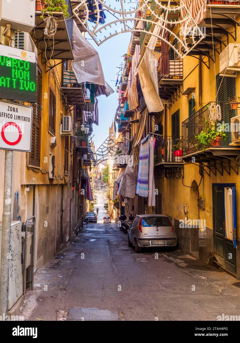 Rue étroite dans le centre historique de Palerme - Sicile, Italie Banque D'Images