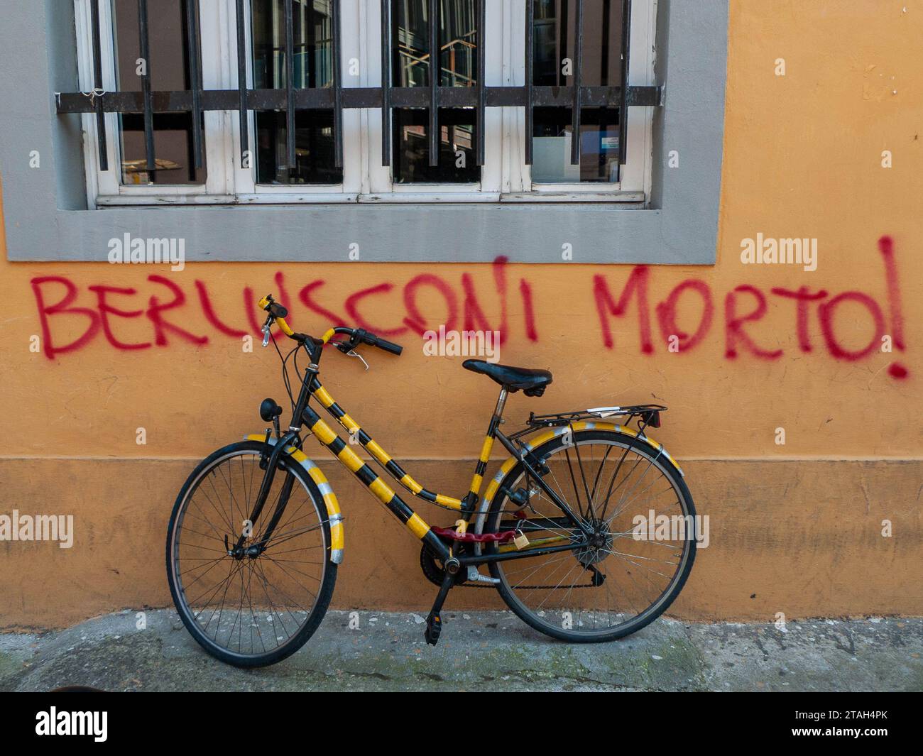 Vélo militant contre le graffiti anti corruption à Lucca, Italie Banque D'Images