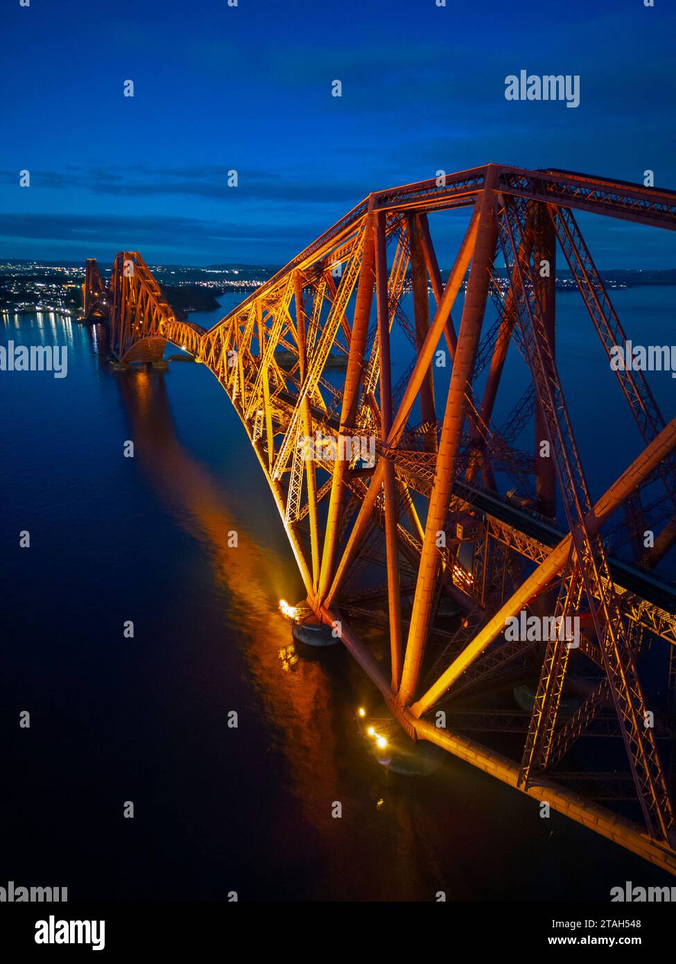Vue aérienne du soir depuis le drone du Forth Bridge (Forth Rail Bridge), site du patrimoine mondial de l'UNESCO, traversant le Firth of Forth, à South Queensferr Banque D'Images