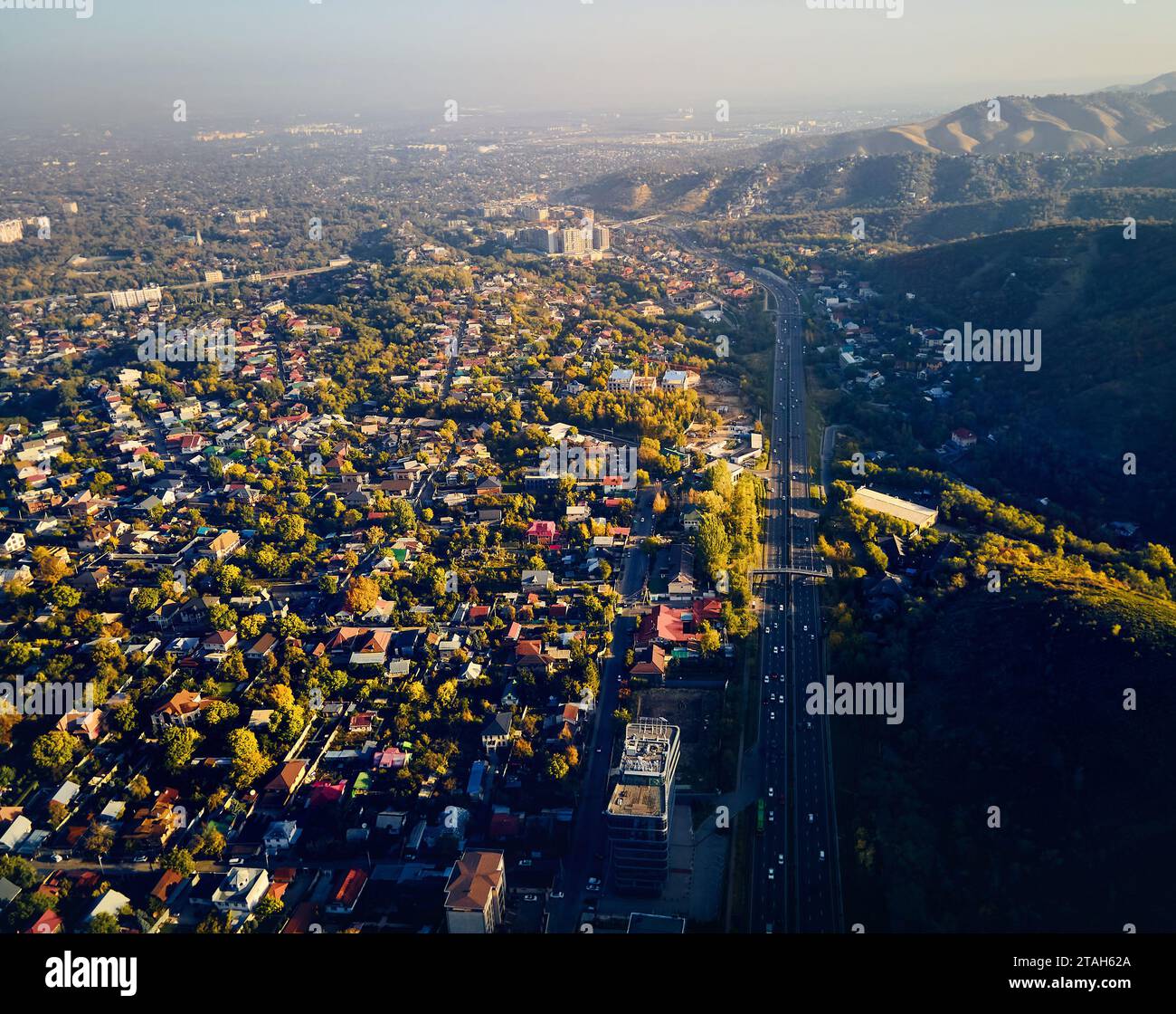 Panorama aérien drone de l'avenue Alfarabi avec circulation automobile et grands bâtiments dans la ville d'Almaty, Kazakhstan Banque D'Images