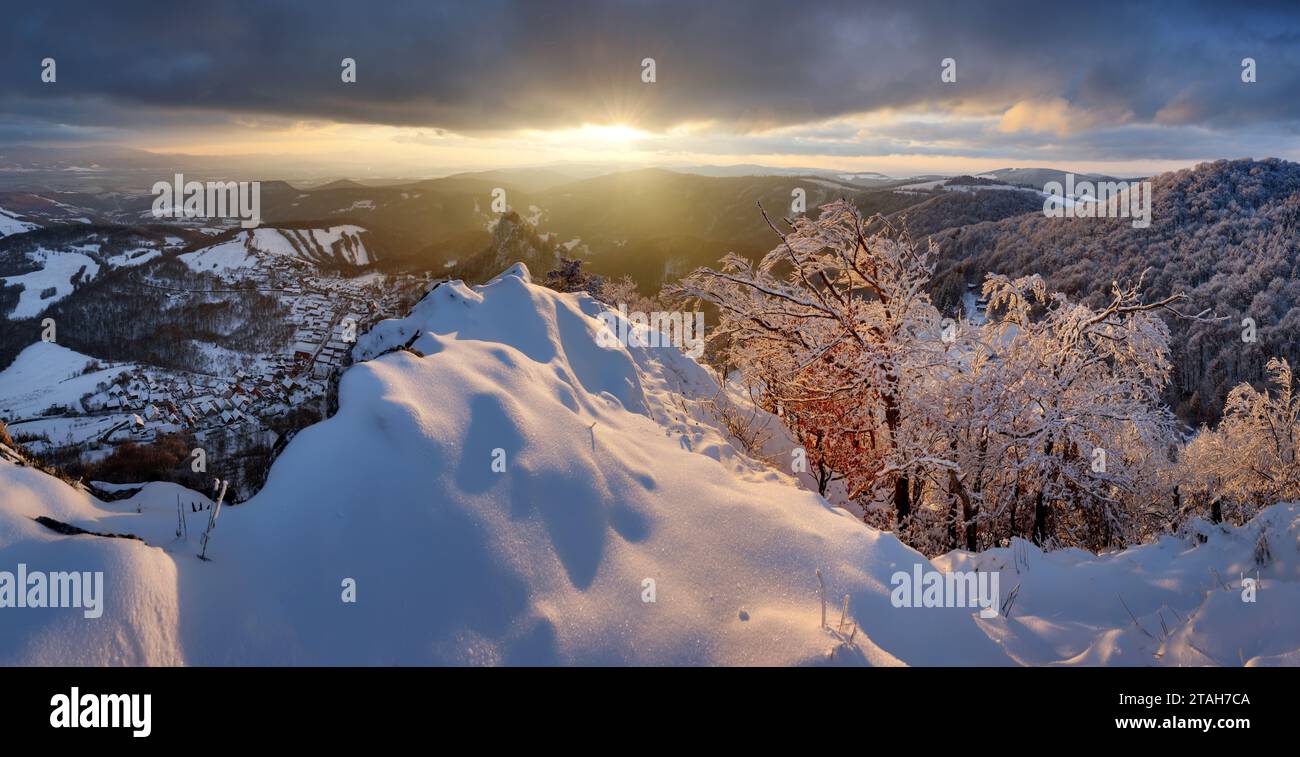 Beau paysage de vallée en Slovaquie montagnes en hiver, petites maisons dans le village, scène rurale, vue pittoresque majestueuse au coucher du soleil panorama Banque D'Images