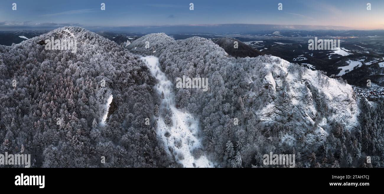Vue panoramique de beaux paysages dans la région de scenic Winter Wonderland golden lumière du soir au coucher du soleil avec des nuages en Scandinavie, dans le nord de l'Europe Banque D'Images