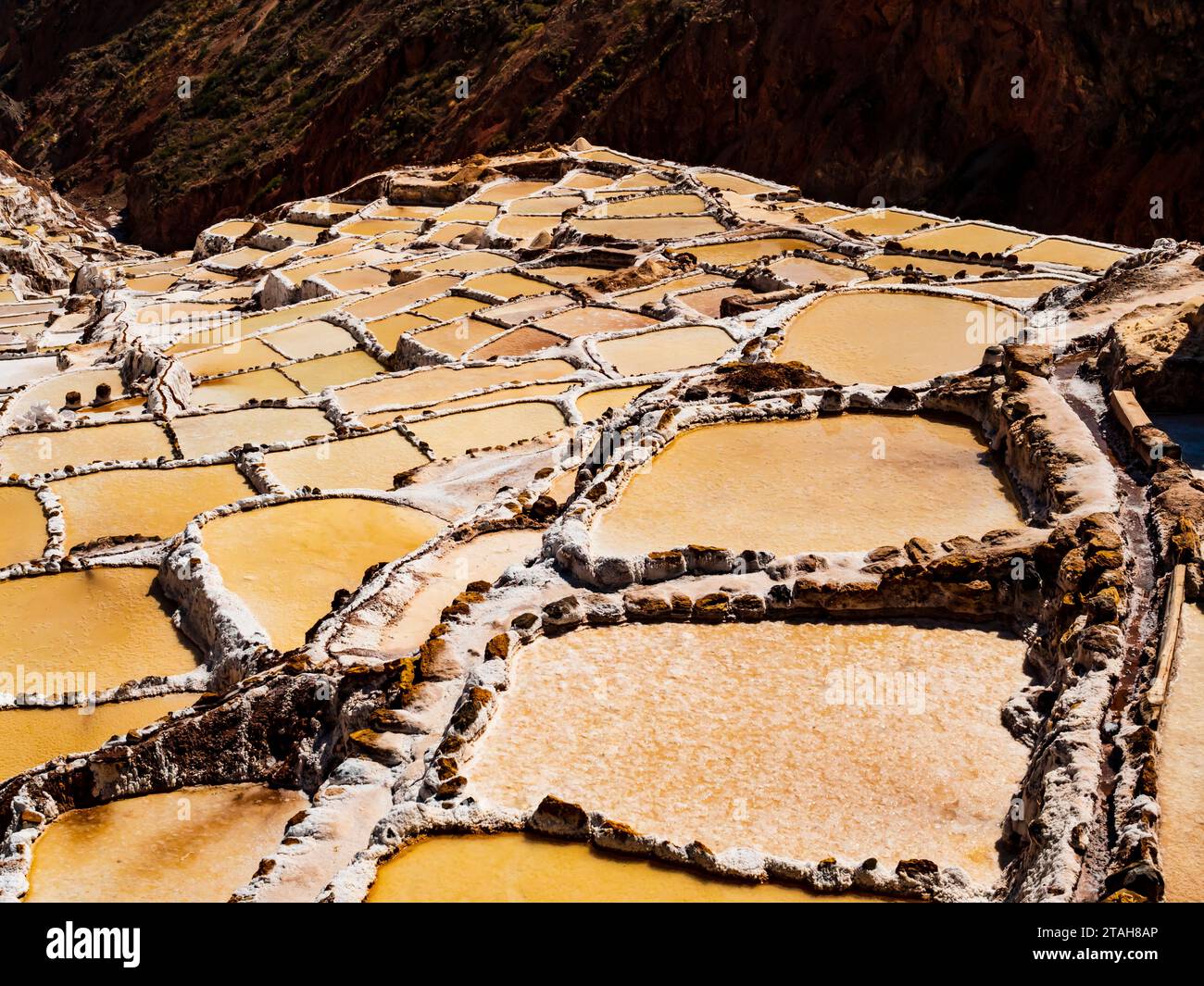 Étangs salés colorés de Maras dans la vallée sacrée des Incas, région de Cusco, Pérou Banque D'Images