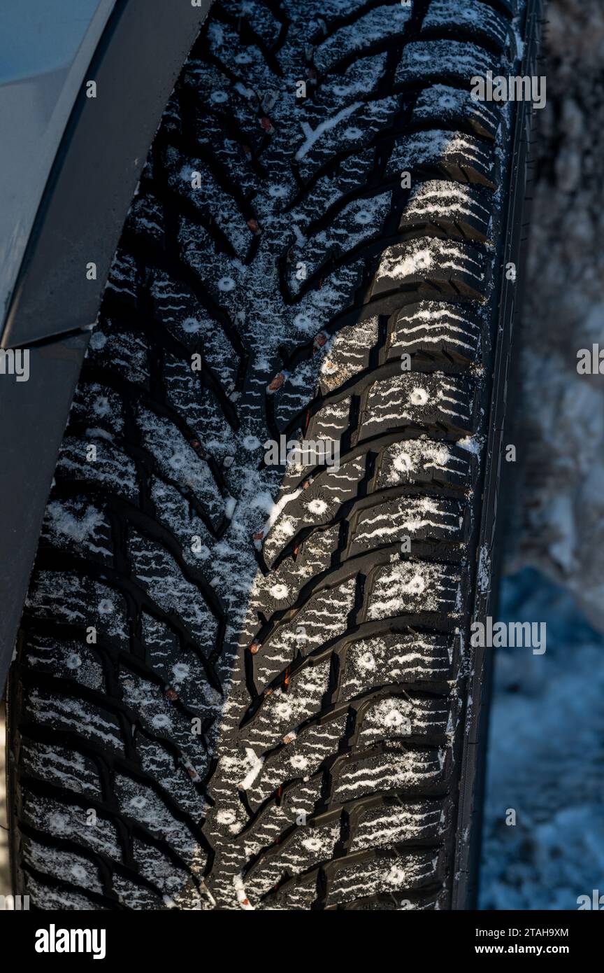 Crampons de pneus d'hiver Banque de photographies et d'images à haute  résolution - Page 2 - Alamy