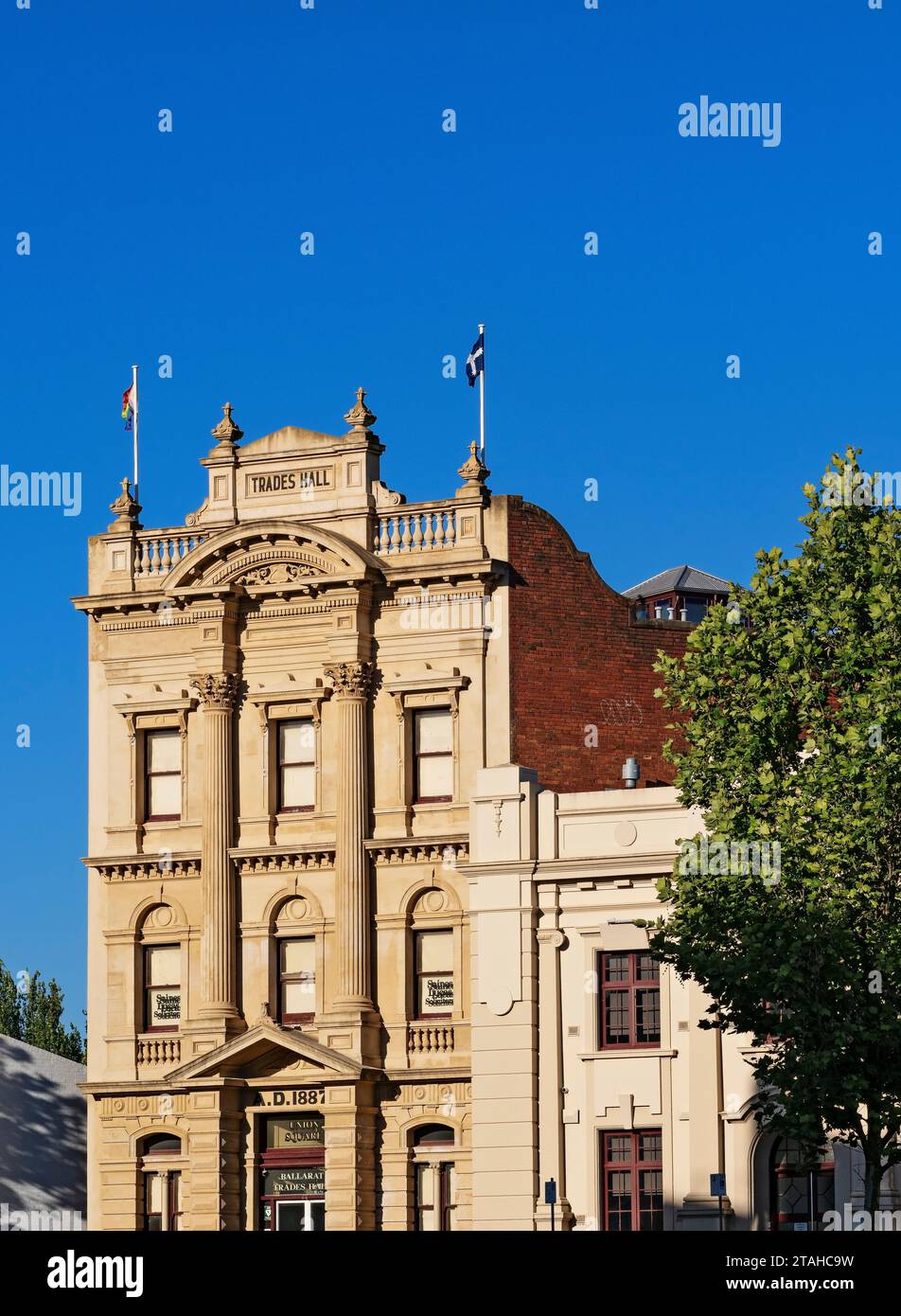 Ballarat Australie / le paysage urbain historique de Camp Street à Ballarat. On peut voir ici le Ballarat Trades Hall Building datant d'environ 1888. Ballarat a un bonjour fier Banque D'Images