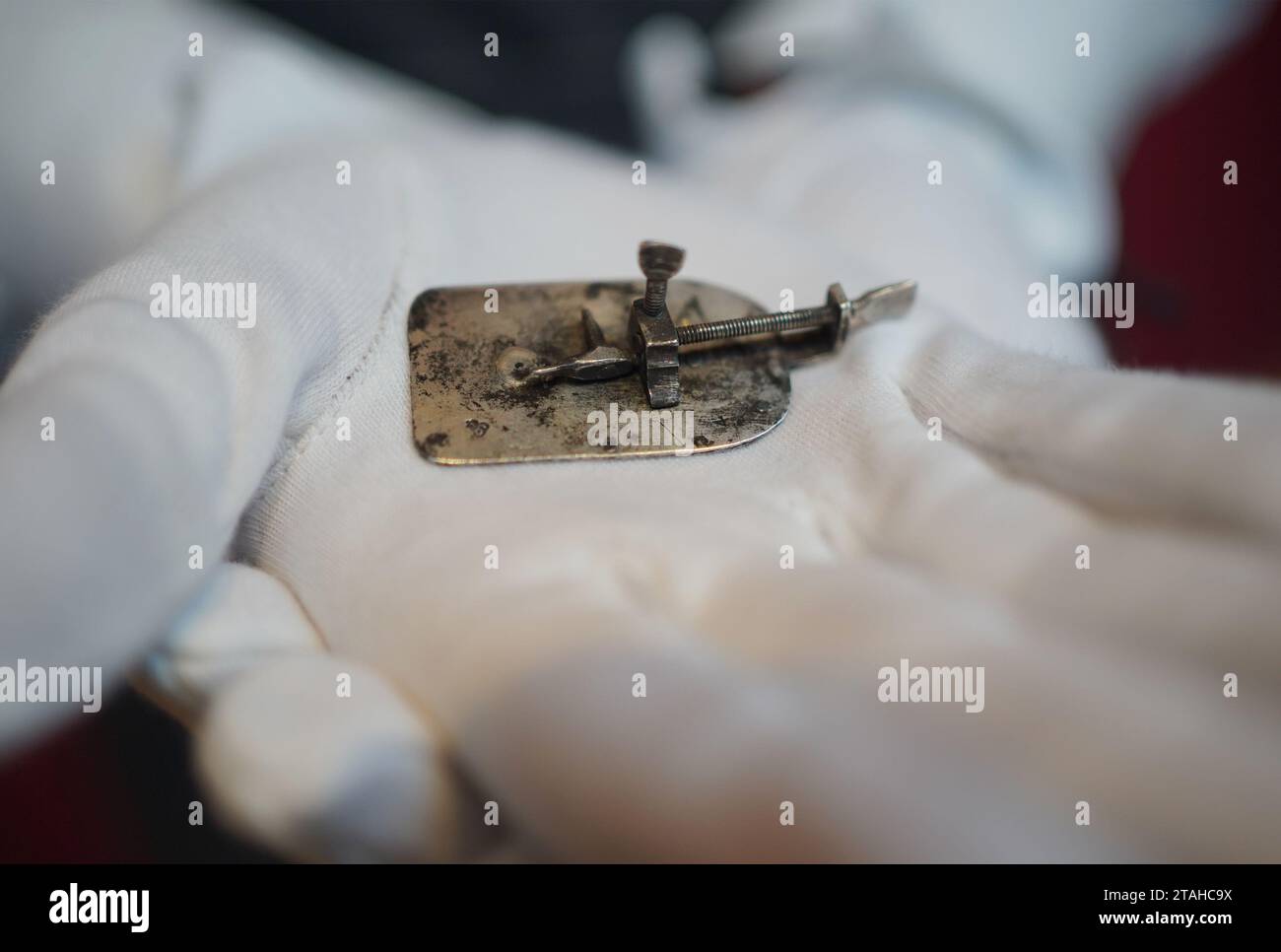 Un microscope argenté du père de la microbiologie Antoni van Leeuwenhoek, estimé entre 150 000 et 250 000 £, exposé lors d'un appel photo pour les ventes de Christie's Classic week à venir dans le centre de Londres. Date de la photo : Vendredi 1 décembre 2023. Banque D'Images