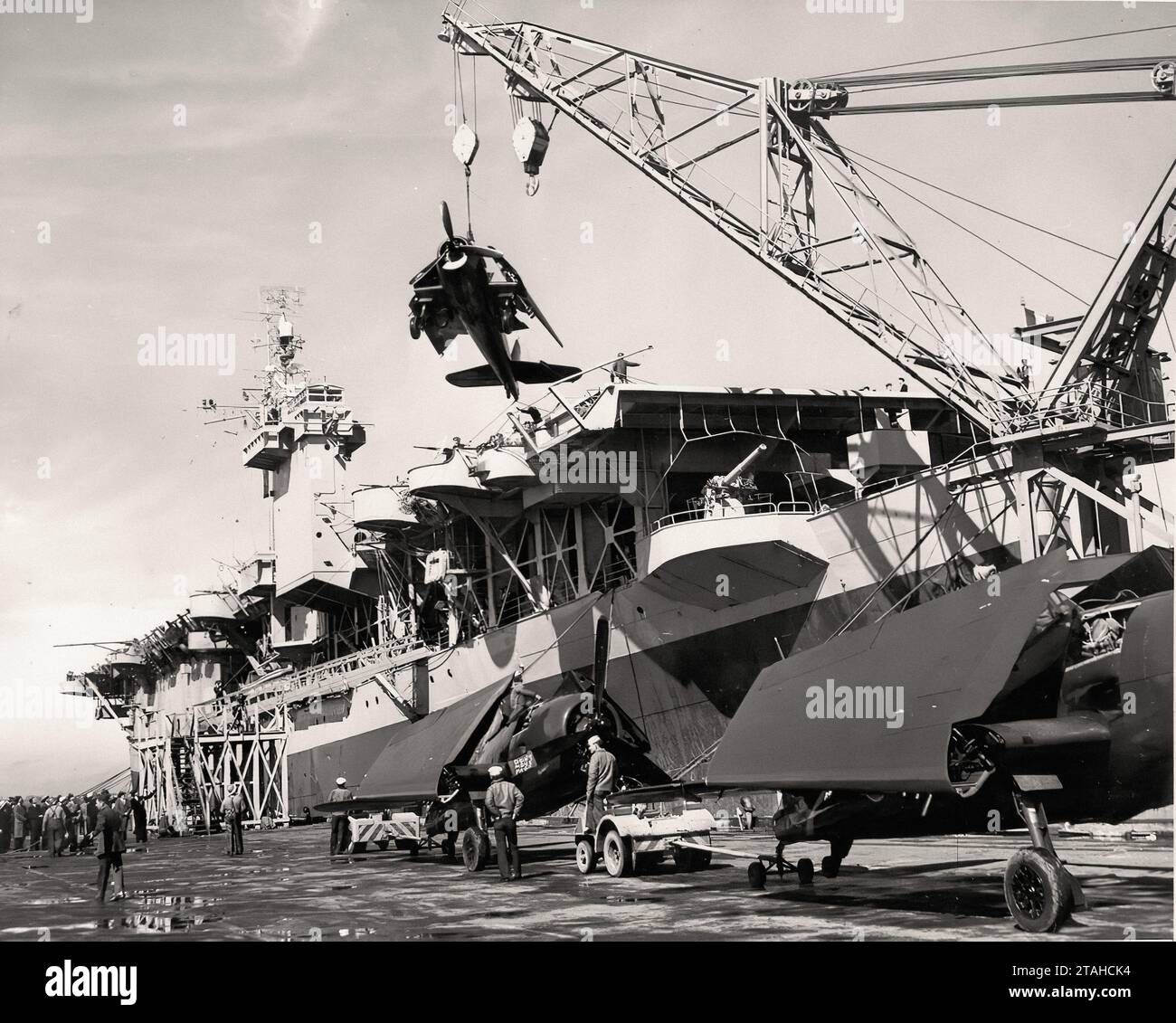 Avion - Grumman F6F-5 chargé sur Dixmude (A.609), Norfolk Banque D'Images