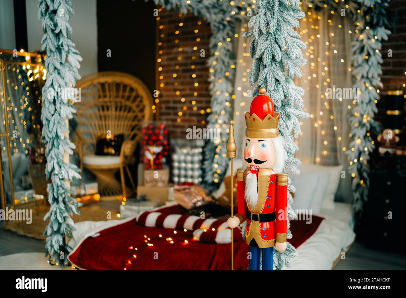 Poupée casse-noisette dans une chambre décorée du nouvel an Banque D'Images