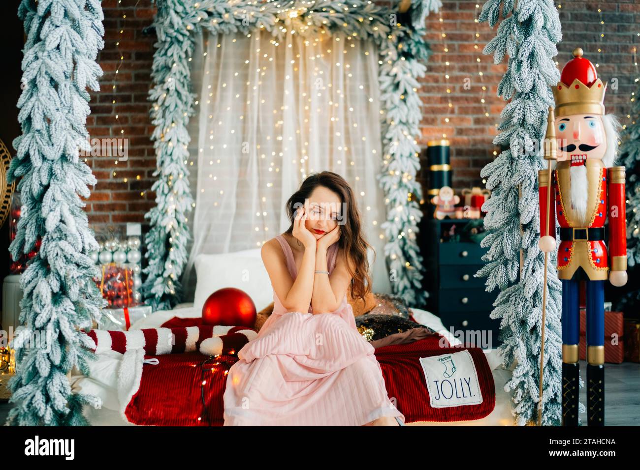 Femme est triste en attendant des cadeaux pour noël, nouvel an atmosphère Banque D'Images