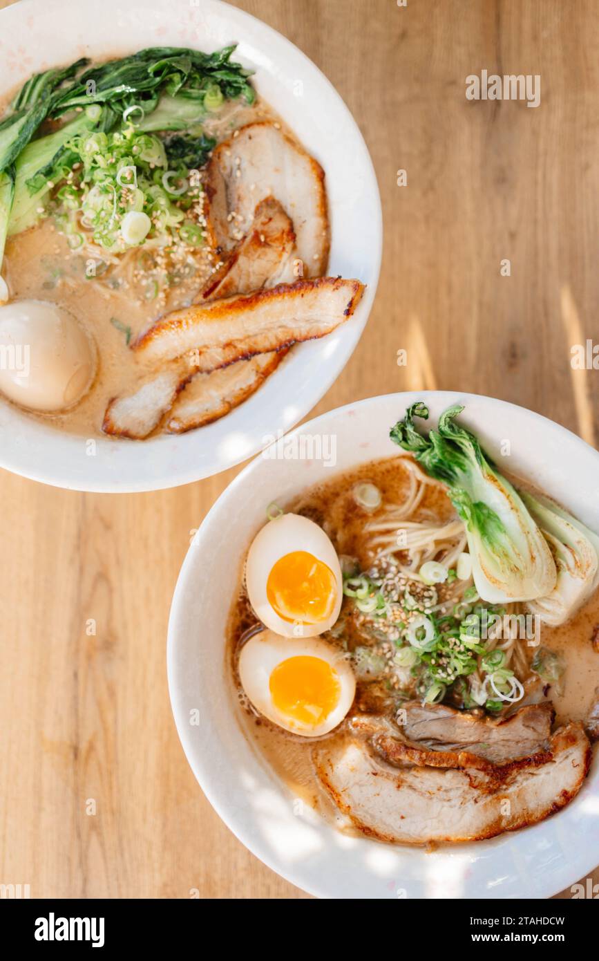 Papier peint Tonkotsu Ramen Bowls stylé Banque D'Images