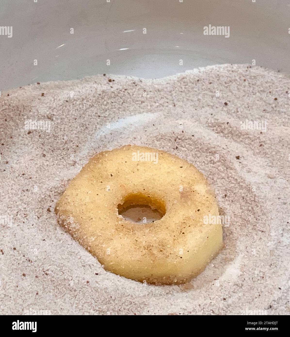 Une tranche de pomme dans le sucre et la cannelle Banque D'Images