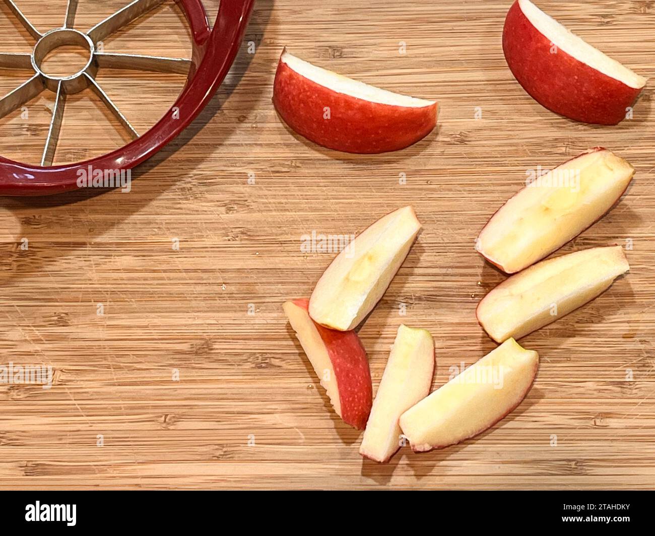 Coupez des tranches de pomme sur une planche à découper en bois Banque D'Images