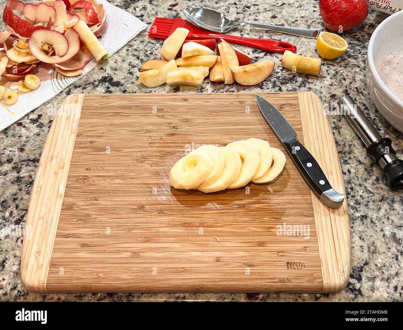 Préparation de cuisine pour un dessert aux pommes Banque D'Images