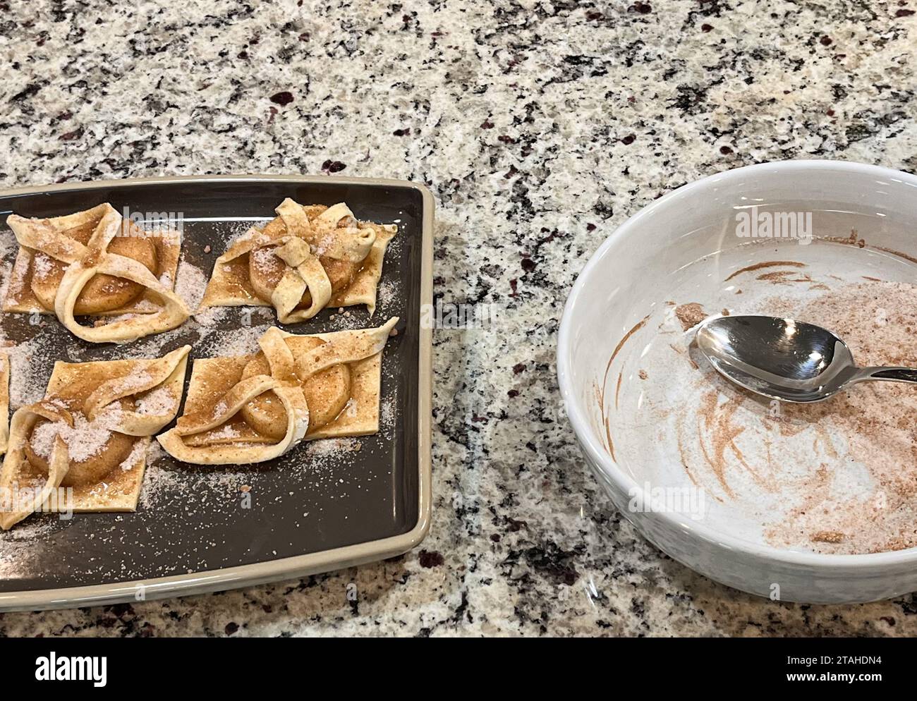 Chiffre d'affaires des pommes et bol de sucre et cannelle Banque D'Images