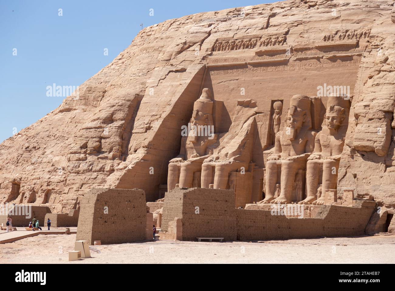 Touristes explorant le Grand Temple de Ramsès II à Abu Simbel Banque D'Images