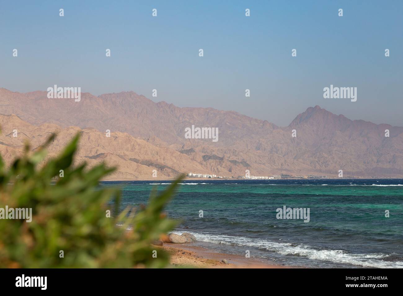 Belle plage à Dahab avec des montagnes désertiques derrière Banque D'Images