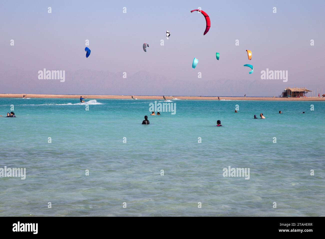 Kite surfeurs et personnes nageant au Blue Lagoon (Al Qurdud), Egypte Banque D'Images
