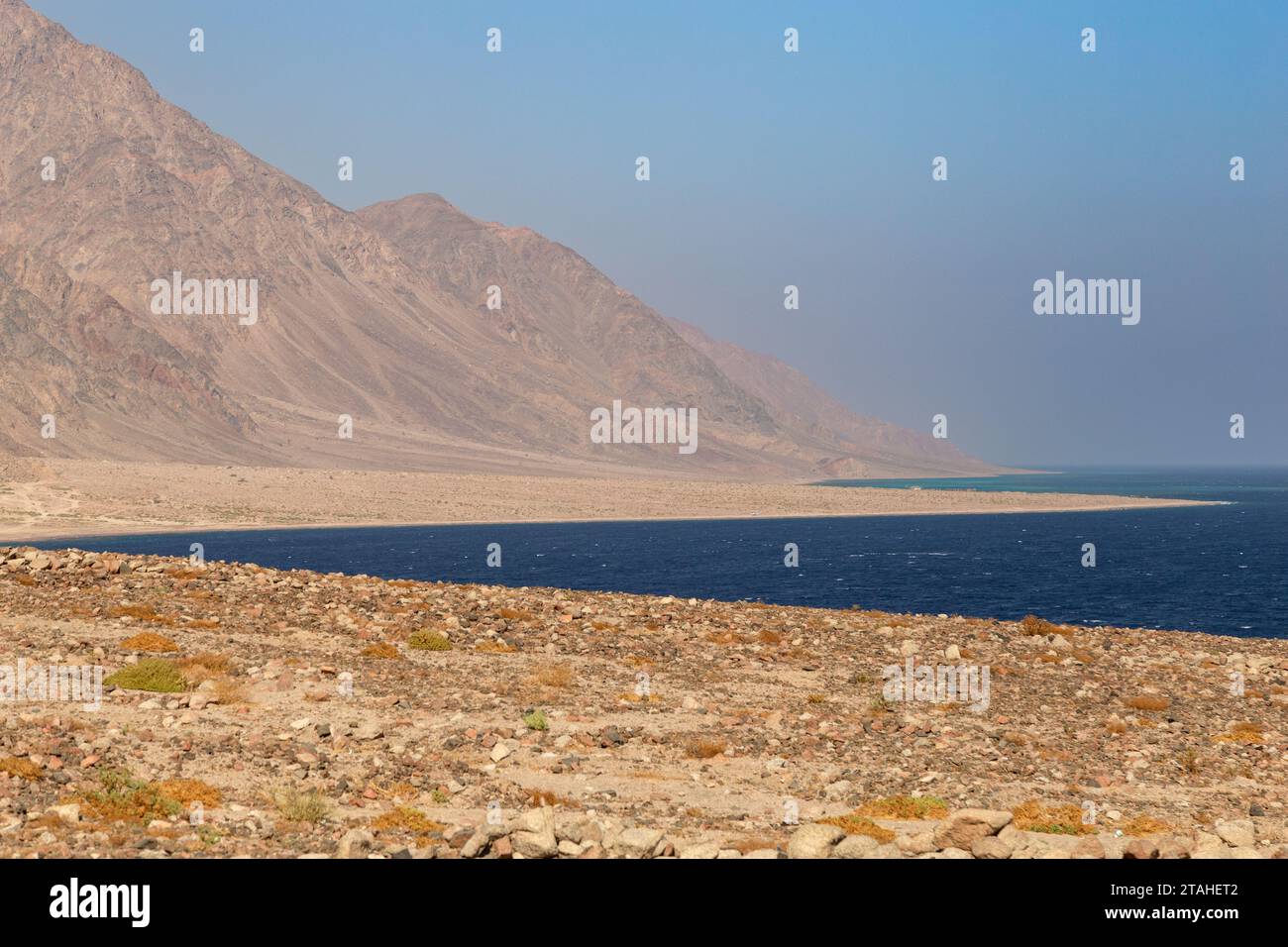 Couleurs contrastées de la mer Rouge et de la péninsule du Sinaï, Dahab. Banque D'Images