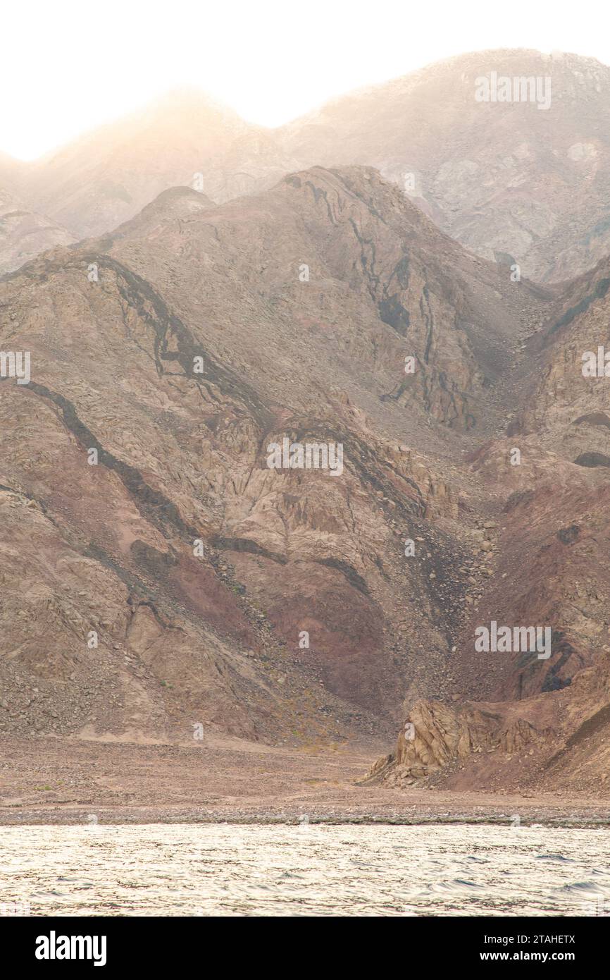 Chaîne de montagnes à côté de la mer calme pendant l'heure d'or, Dahab Banque D'Images