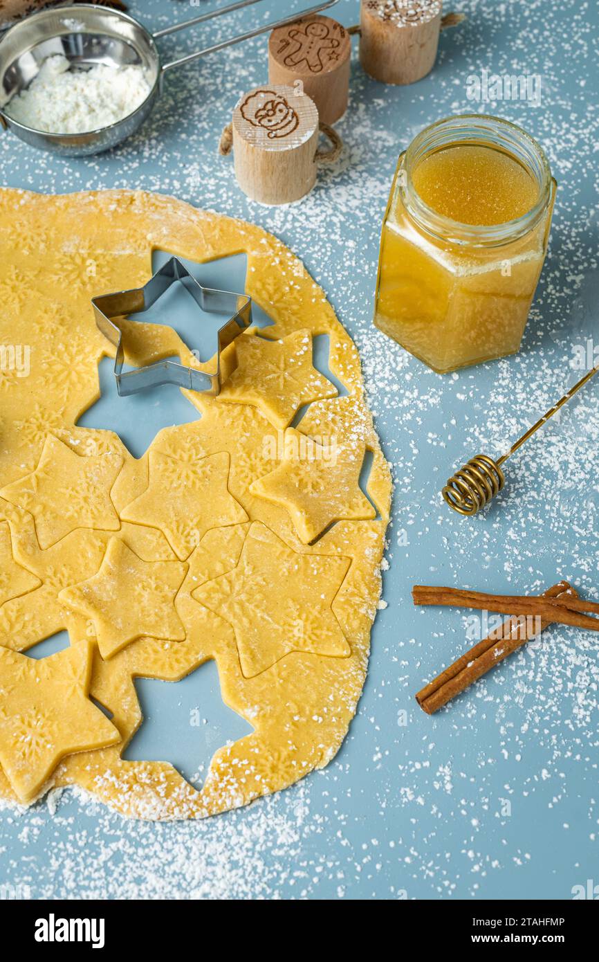 Pâte à biscuits en pain d'épice avec des formes d'étoiles découpées. Pour insta Story Banque D'Images
