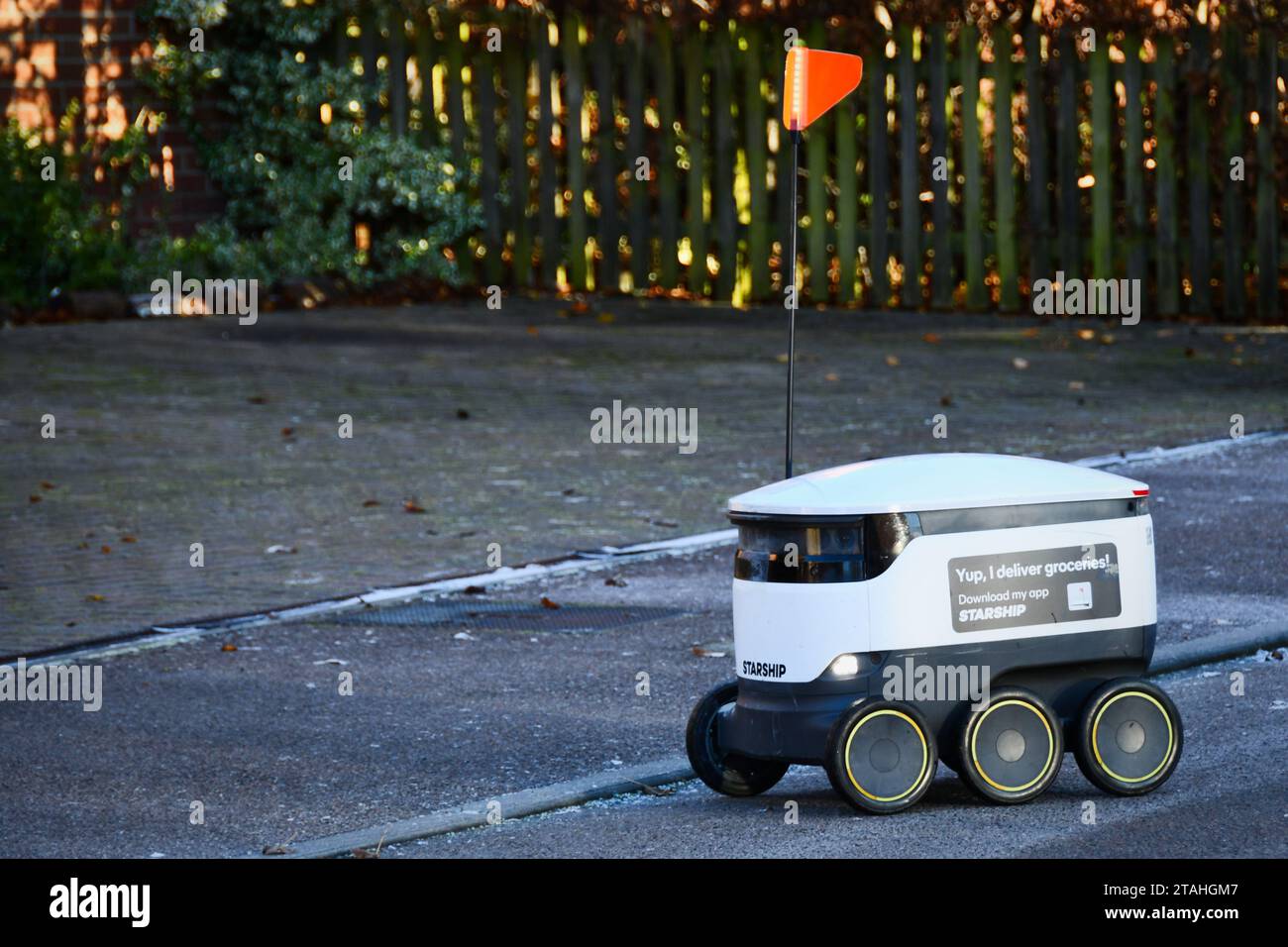 Robot Starship livrant des provisions Banque D'Images