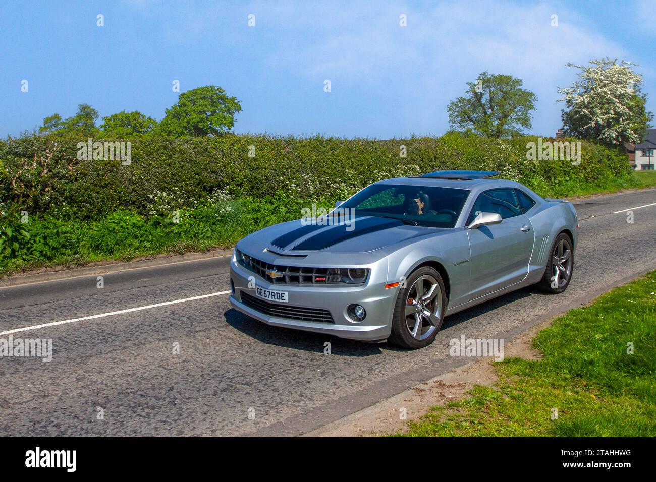 2011 Silver Ice métallisé Chevrolet Chevrolet Camaro V6 américaine, automatique à six vitesses, voiture musculaire à propulsion arrière; Banque D'Images