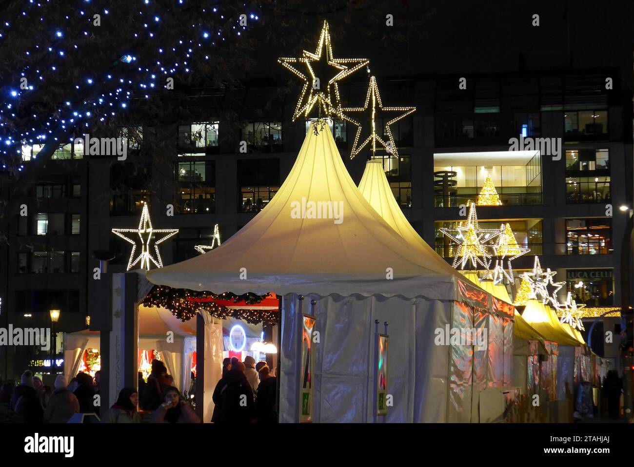 Weihnachtsbeleuchtung in der Hamburger Innenstadt, hier am Jungfernstieg. *** Lumières de Noël dans le centre-ville de Hambourg, ici à Jungfernstieg crédit : Imago/Alamy Live News Banque D'Images