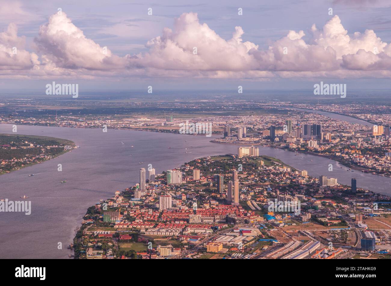 Vue aérienne du confluent de la rivière du Mékong, le fleuve Tonle Bassac et de la rivière Tonle Sap, Phnom Penh, Cambodge. crédit : Kraig Lieb Banque D'Images