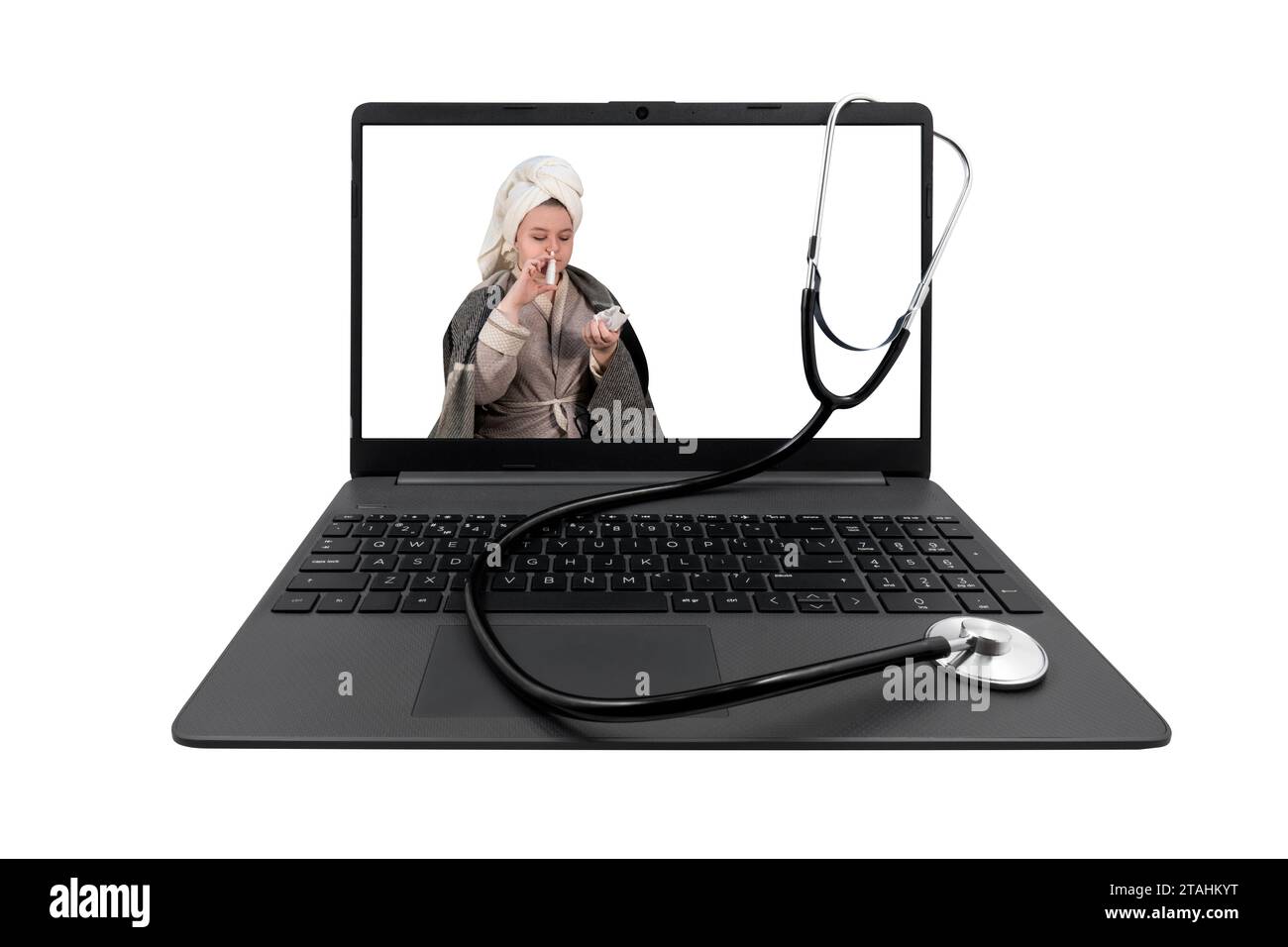 Ordinateur portable et stéthoscope médical isolé sur fond blanc. Sur l'écran de l'ordinateur portable - une fille avec des symptômes de rhume injecte du spray dans son nez Banque D'Images
