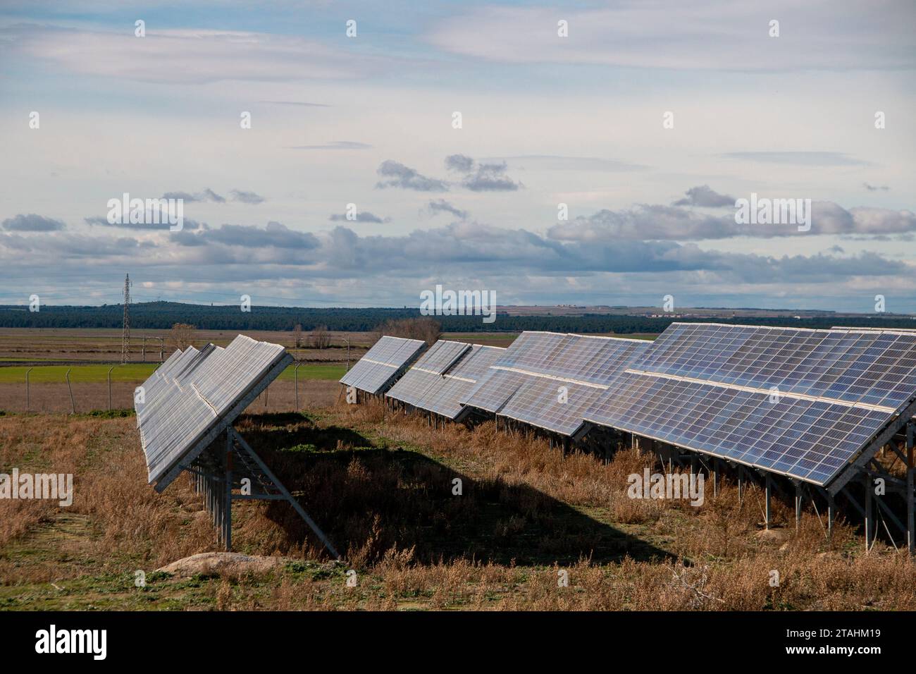 Ferme de panneaux solaires sur une journée ensoleillée produisant de l'énergie électrique propre Banque D'Images