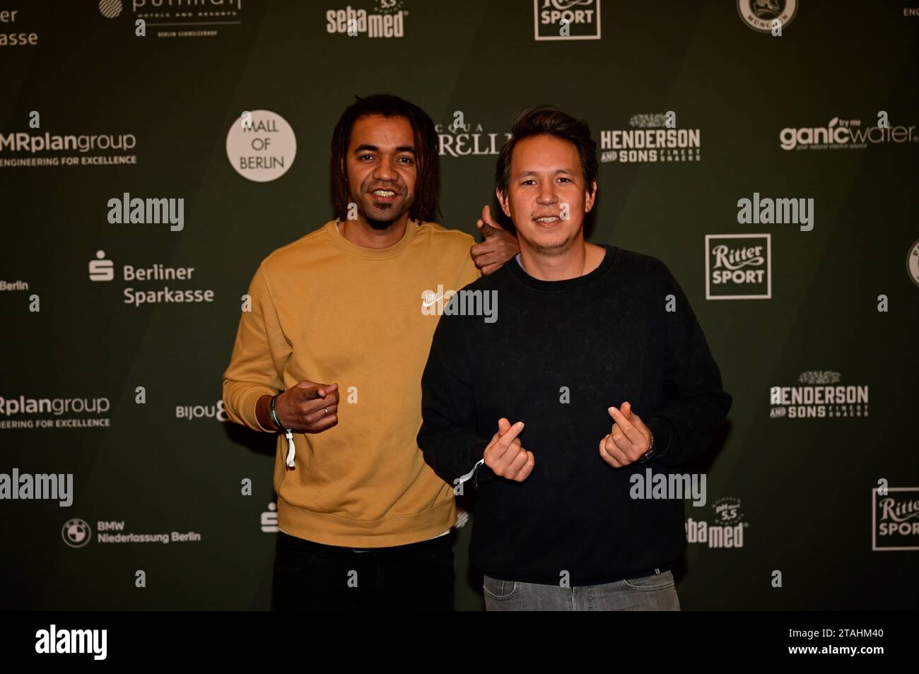 Johnny Strange und Chino con Estilo von der Band Culcha Candela BEI der Strassenfeger Charity Aktion 2023 par Maximilian Seitz in der Mall of Berlin. B Banque D'Images