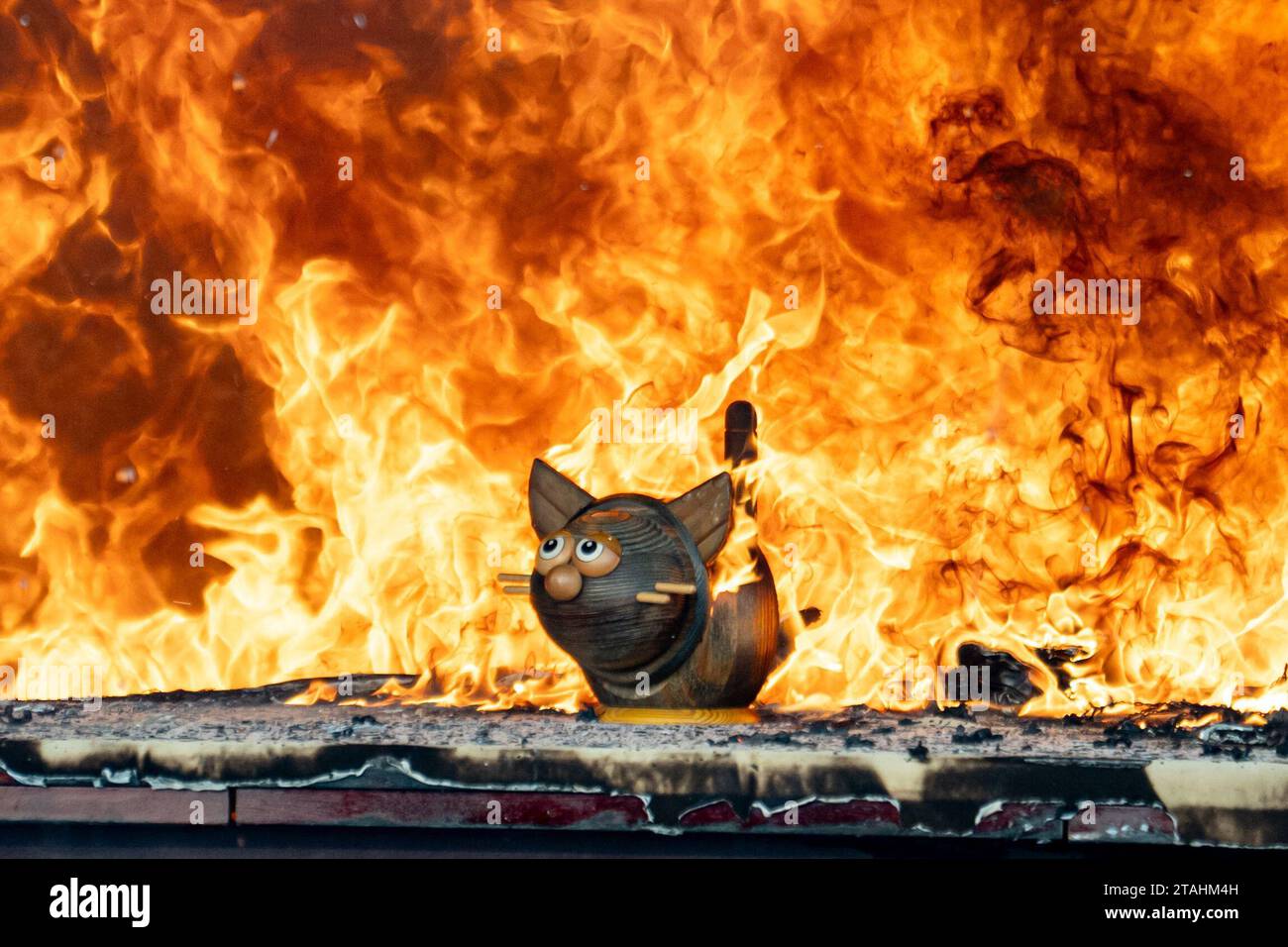 Berlin, Allemagne. 01 décembre 2023. Un chat décoratif brûle dans une pièce lors d'une démonstration d'incendie pendant la période de Noël sur le terrain de l'Académie des pompiers de Berlin. Le service des incendies de Berlin fournit des informations sur les mesures de prévention et sur la façon de faire face aux incendies pendant la saison de l'Avent et de Noël. Crédit : Fabian Sommer/dpa/Alamy Live News Banque D'Images