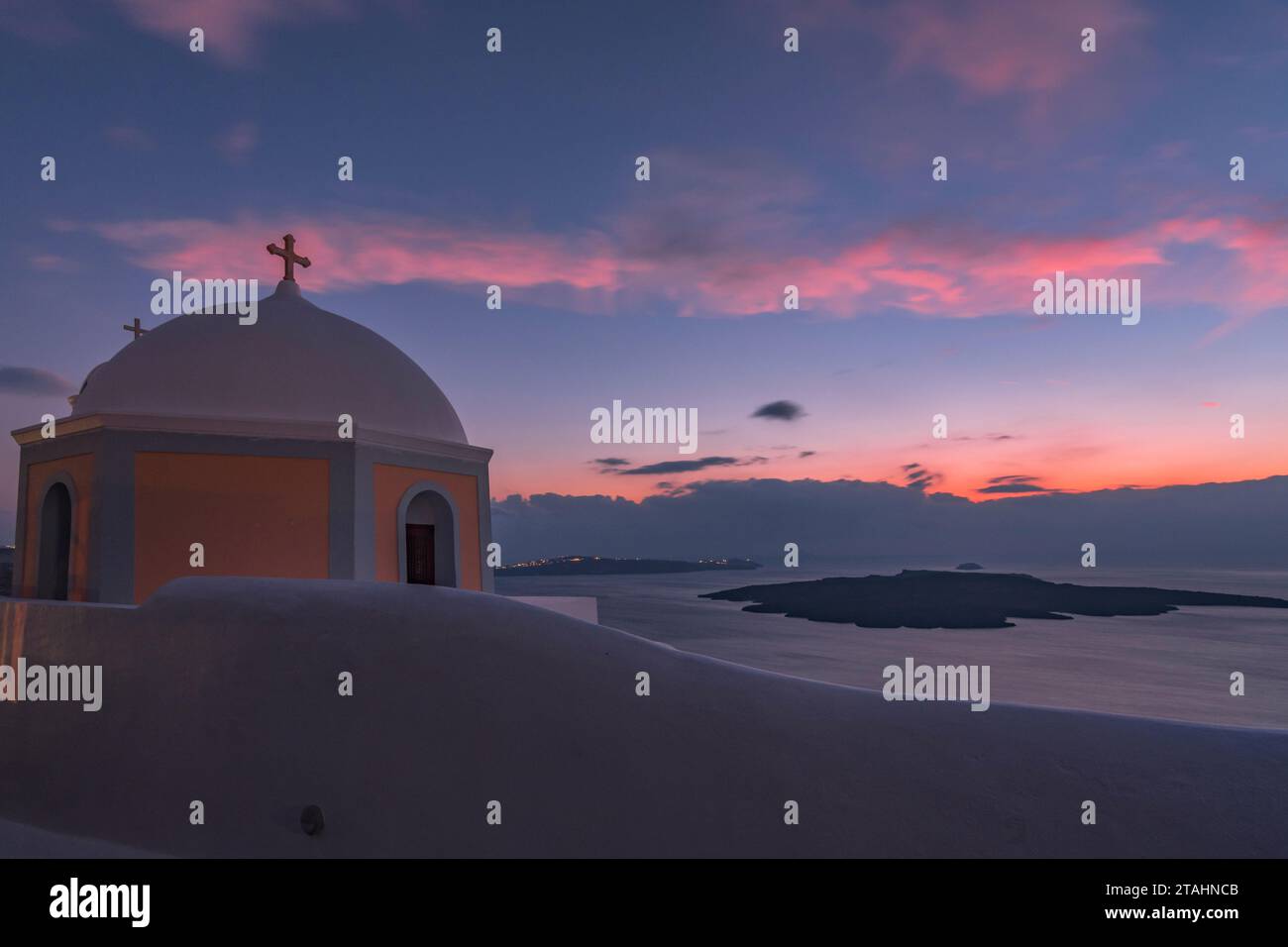 Vue panoramique sur la caldeira au crépuscule, Santorin Banque D'Images