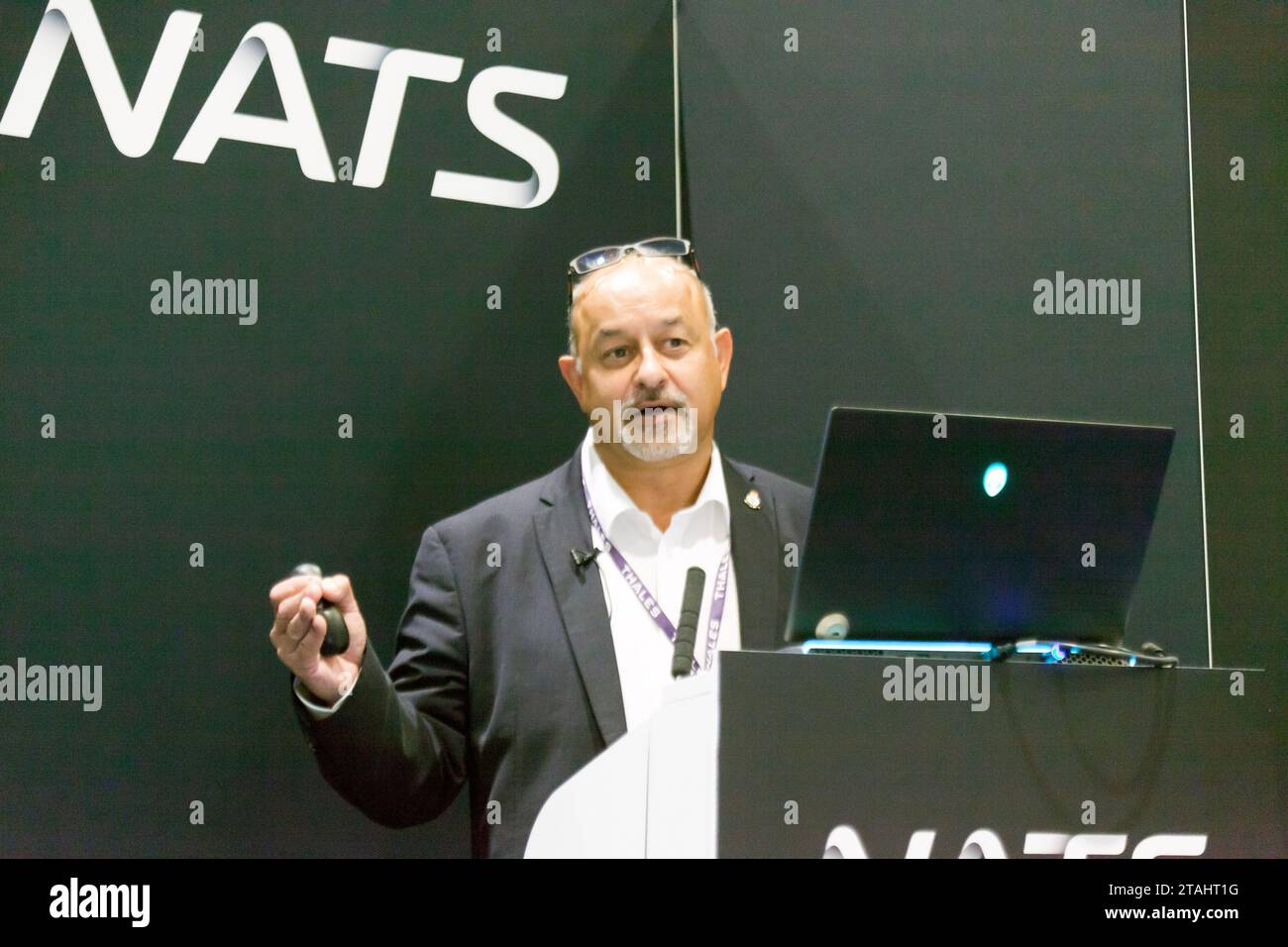 Dave Drewitt de Thales, qui donne une conférence intitulée « Sharing Skies- Enabling Safe and Secure Drone Operations », lors du salon et de la conférence DroneX 2023, Excel, Londres. Banque D'Images