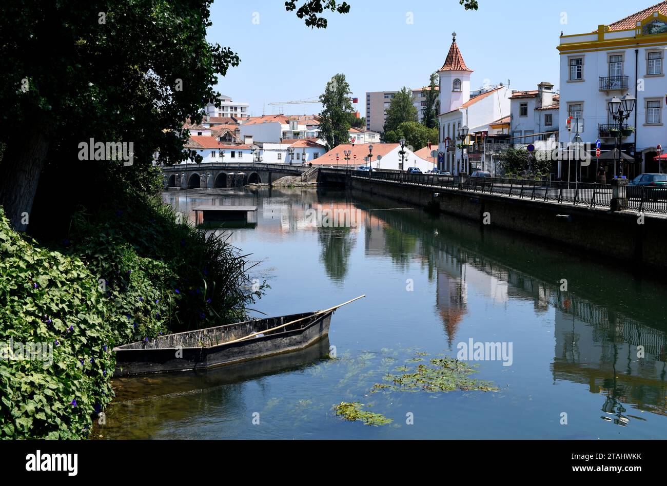 Ville de Tomar et rivière Nabao. Santarem, Portugal. Banque D'Images