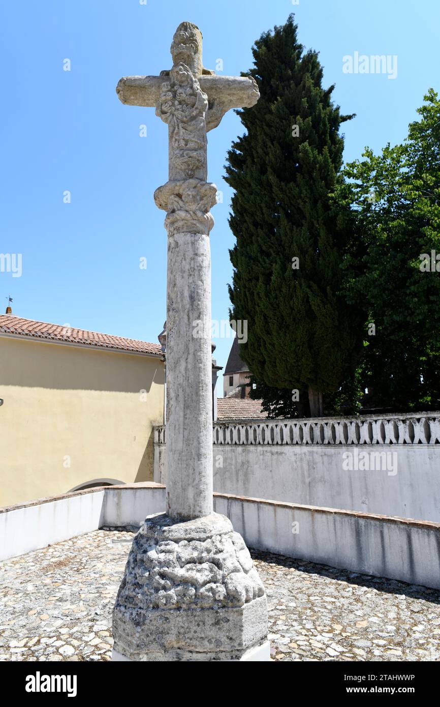 Viana do Alentejo, château intérieur avec croix en pierre. Evora, Alentejo, Portugal. Banque D'Images