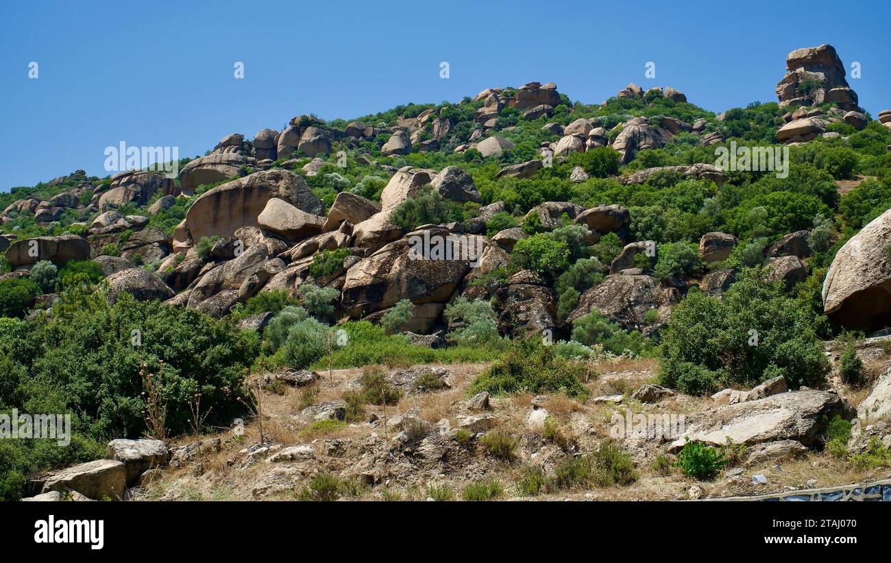 Formations rocheuses de chaux sur la côte égéenne dans l'ouest de la Turquie. Roches calcaires volcaniques façonnées par l'érosion. Formations rocheuses en sandwich de forme naturelle. Banque D'Images