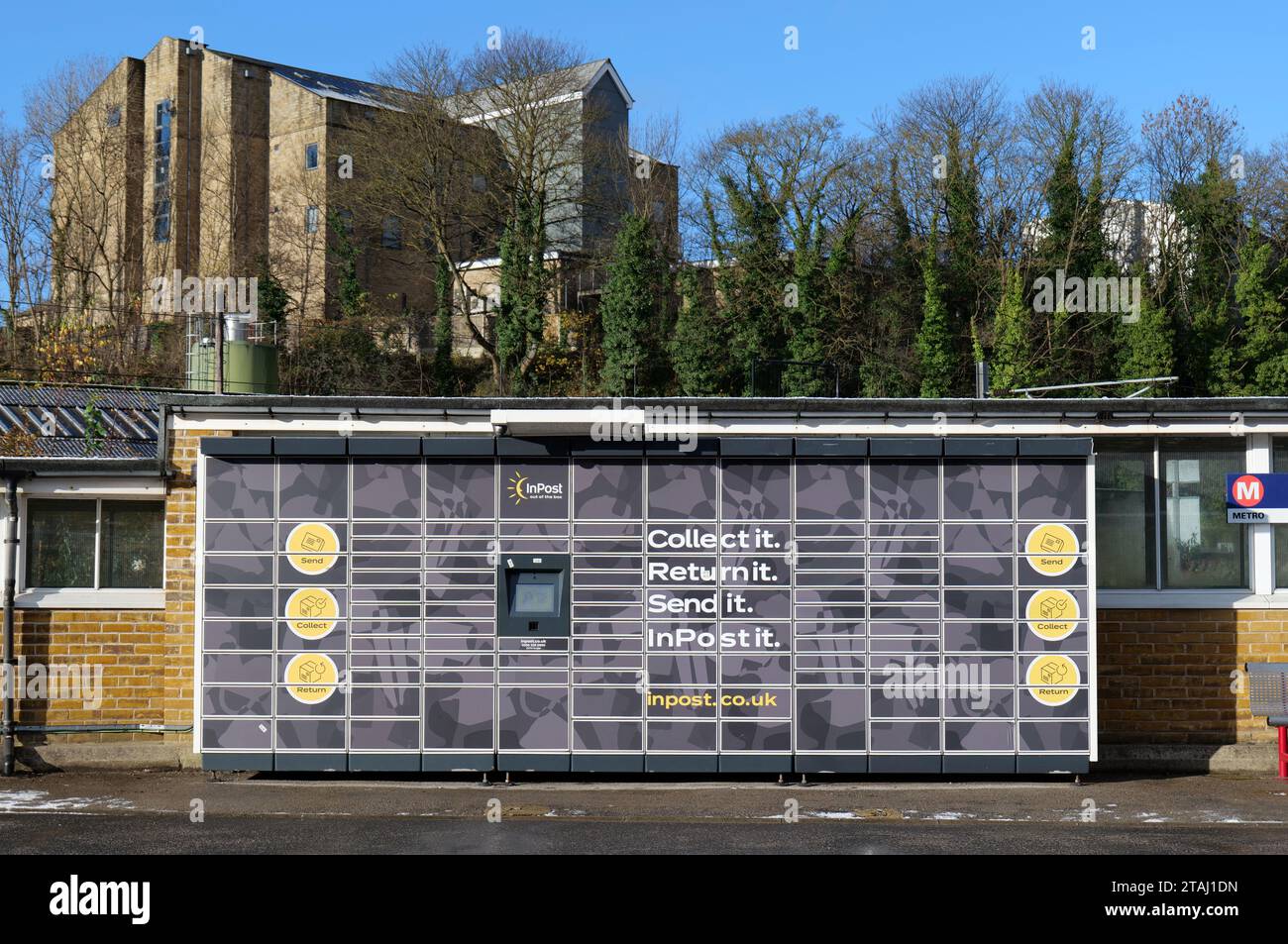 Shipley, Royaume-Uni : 11 30 2023 - un poste de consignation et de collecte de colis Inpost est situé sur le quai de la gare de Shipley Railway. Banque D'Images