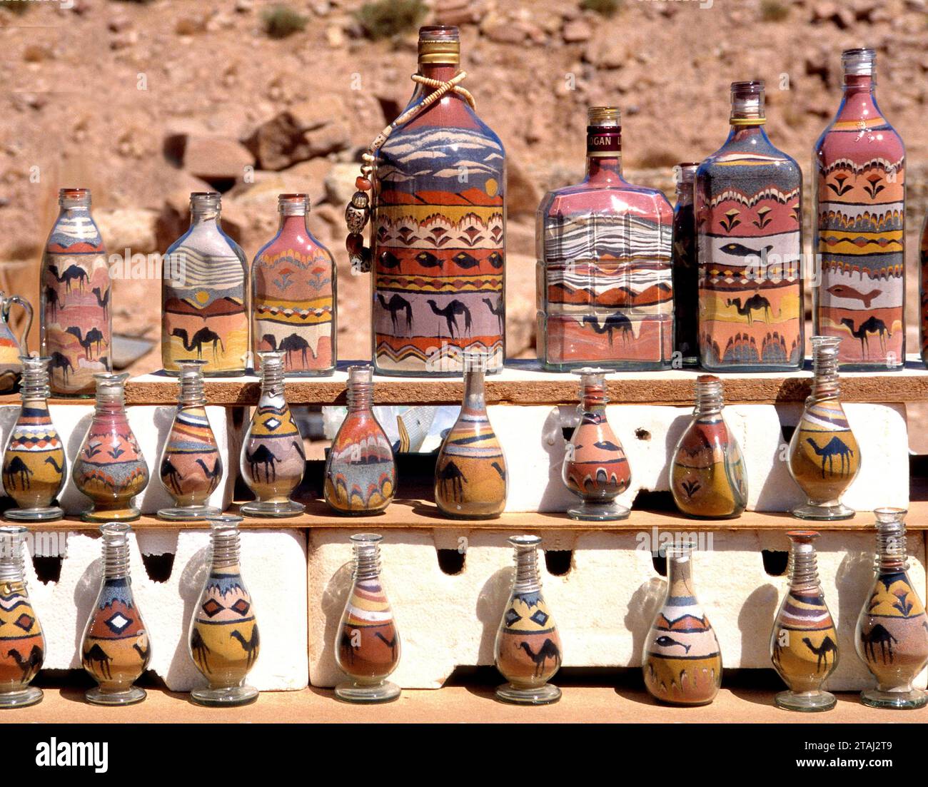 Stand bédouin avec peinture de sable dans des bouteilles avec du sable coloré en couches dans la ville rocheuse et nécropole de Petra Banque D'Images